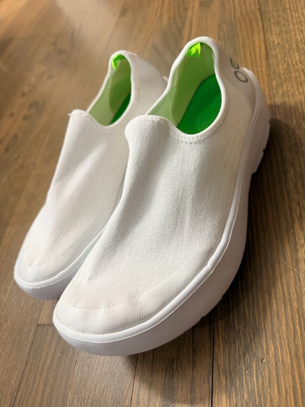 OOFOS OOmg eeZee Low Slip On White Comfort Recovery Shoes - Size 9